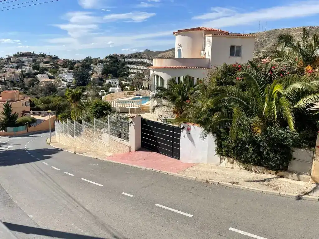 Vista exterior de Pis en venda en El Campello amb Aire condicionat, Jardí privat i Piscina