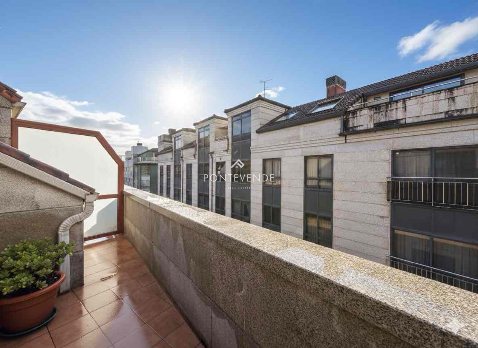 Vista exterior de Àtic de lloguer en Pontevedra Capital  amb Calefacció, Terrassa i Traster