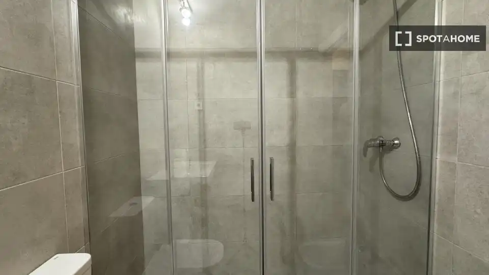 Bany de Apartament per a compartir en Málaga amb Aire condicionat, Terrassa i Moblat