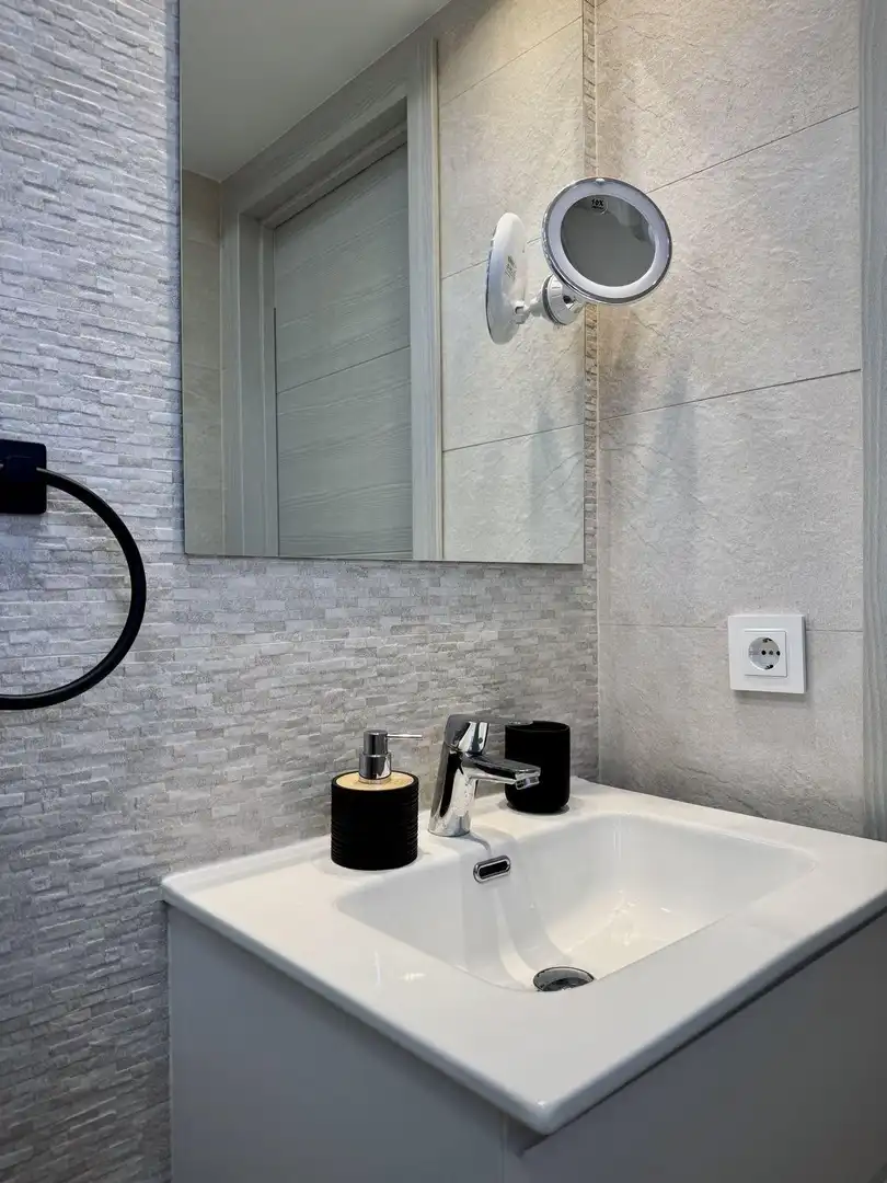 Bathroom of Apartments for rent in Benidorm  with Air Conditioner, Furnished and Community pool