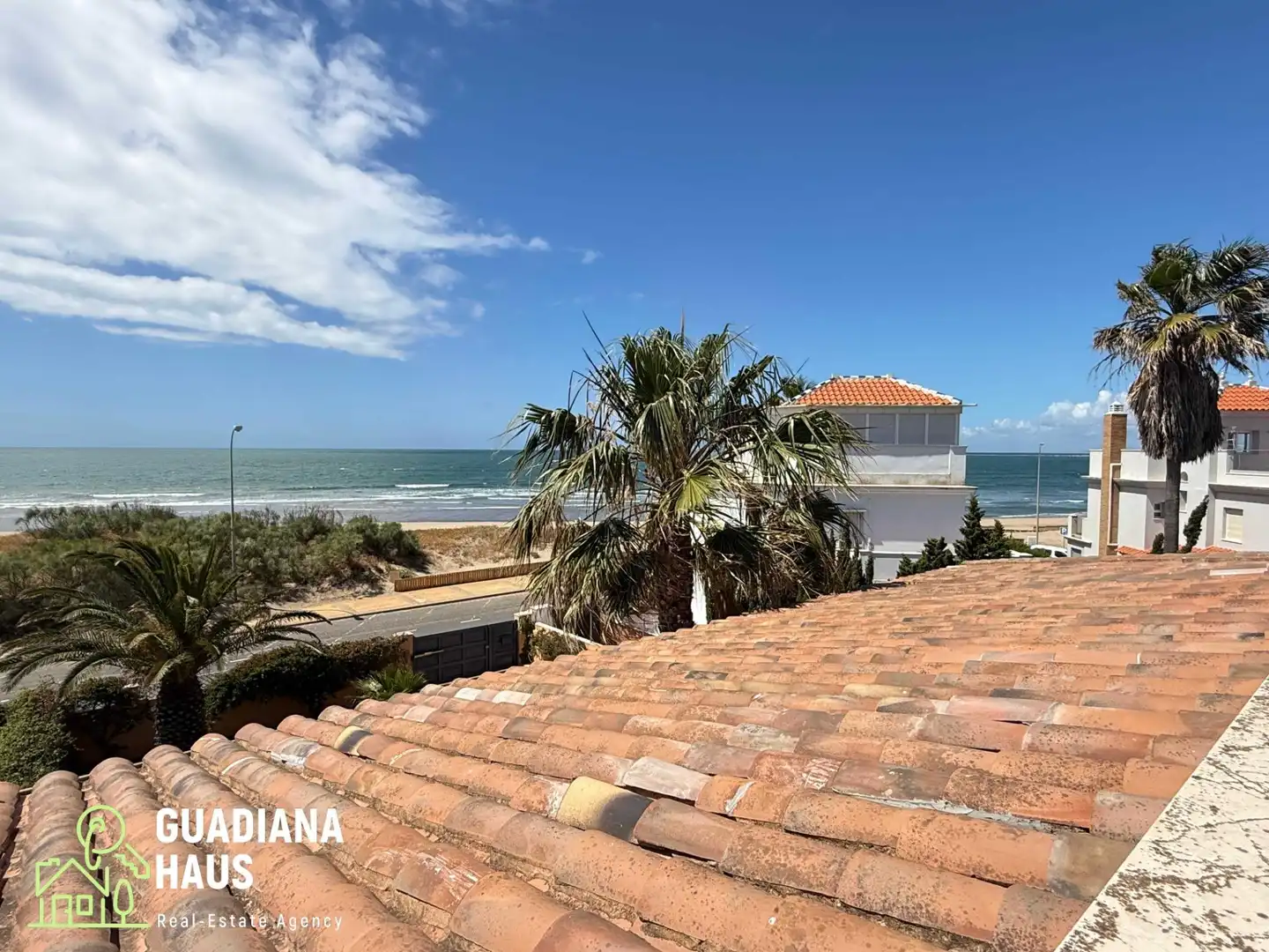 Vista exterior de Casa adosada en venda en Ayamonte amb Aire condicionat, Calefacció i Jardí privat