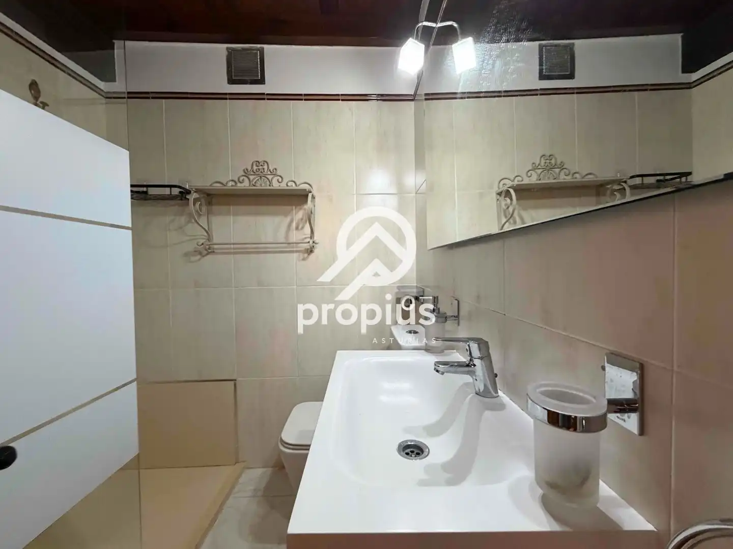 Baño de Casa adosada en venta en Llanes con Calefacción, Trastero y Amueblado