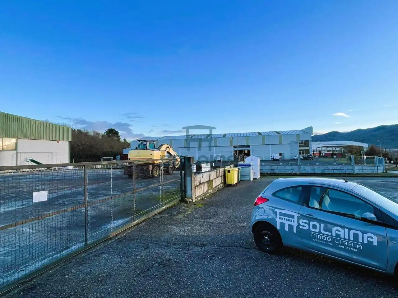 Parkplatz von Fabrikhallen zum Verkauf in Allariz