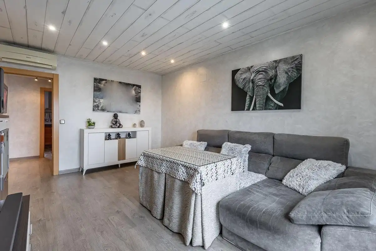 Living room of Flat for sale in Granada  with Air Conditioner, Heating and Storage room
