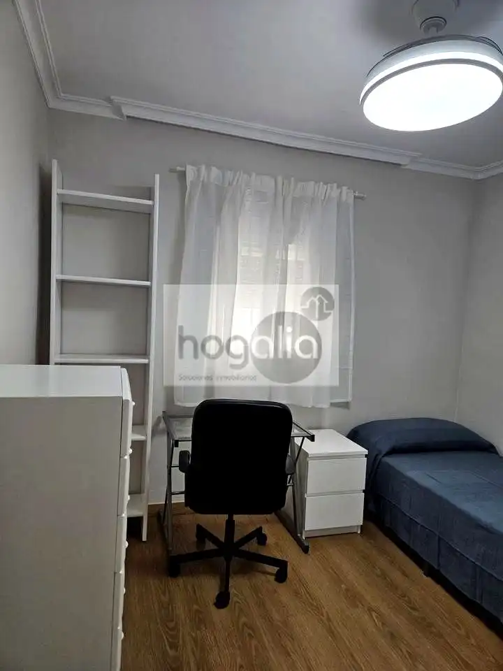 Bedroom of Flat for rent in Sevilla  with Air Conditioner, Terrace and Furnished