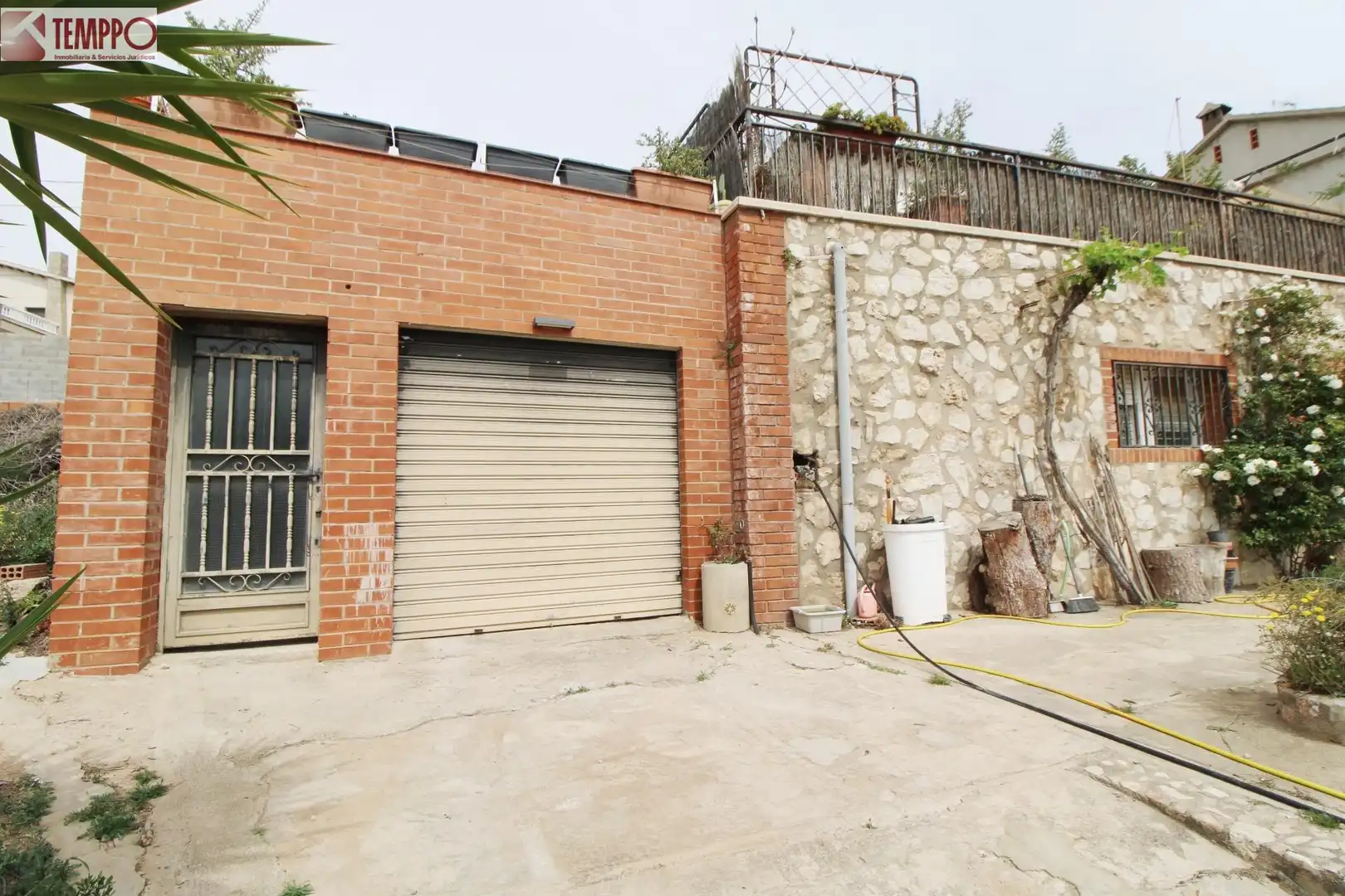 Vista exterior de Casa o xalet en venda en La Bisbal del Penedès amb Calefacció, Jardí privat i Terrassa