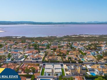 Chalet con piscina en venta en Los Balcones - Los Altos