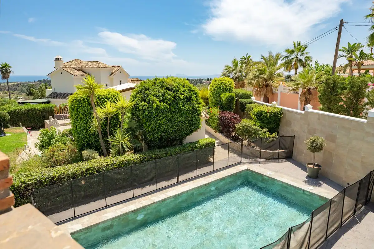 Vista exterior de Casa o xalet en venda en Estepona amb Aire condicionat, Jardí privat i Terrassa