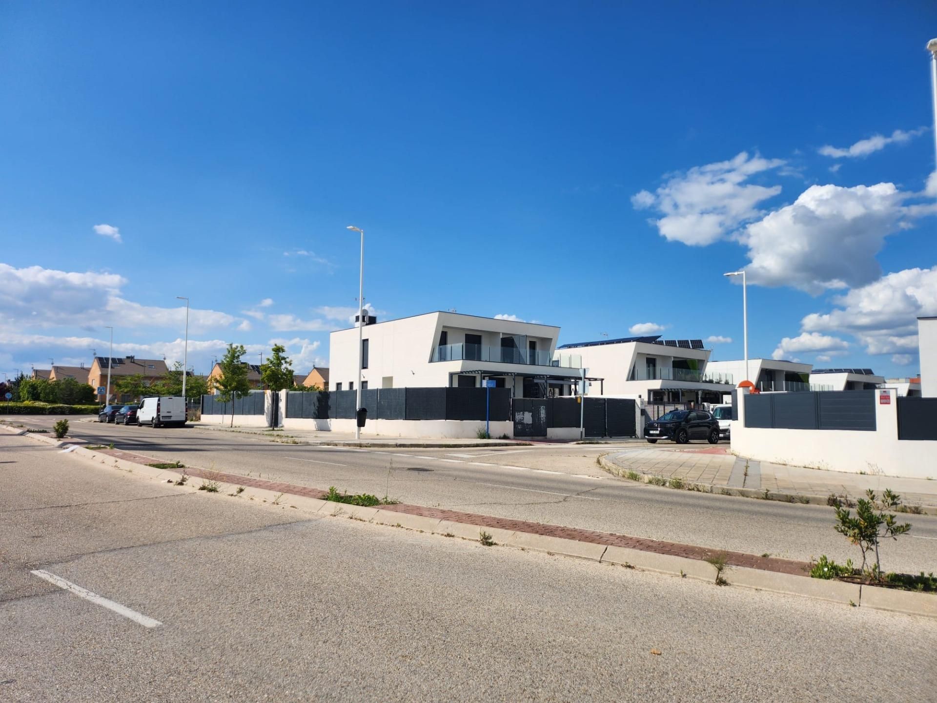 Vista exterior de Casa adosada en venda en Villalbilla amb Calefacció, Jardí privat i Terrassa