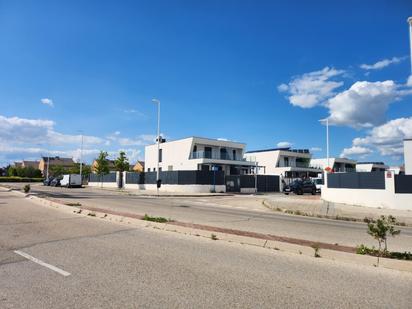 Vista exterior de Casa adosada en venda en Villalbilla amb Calefacció, Jardí privat i Terrassa