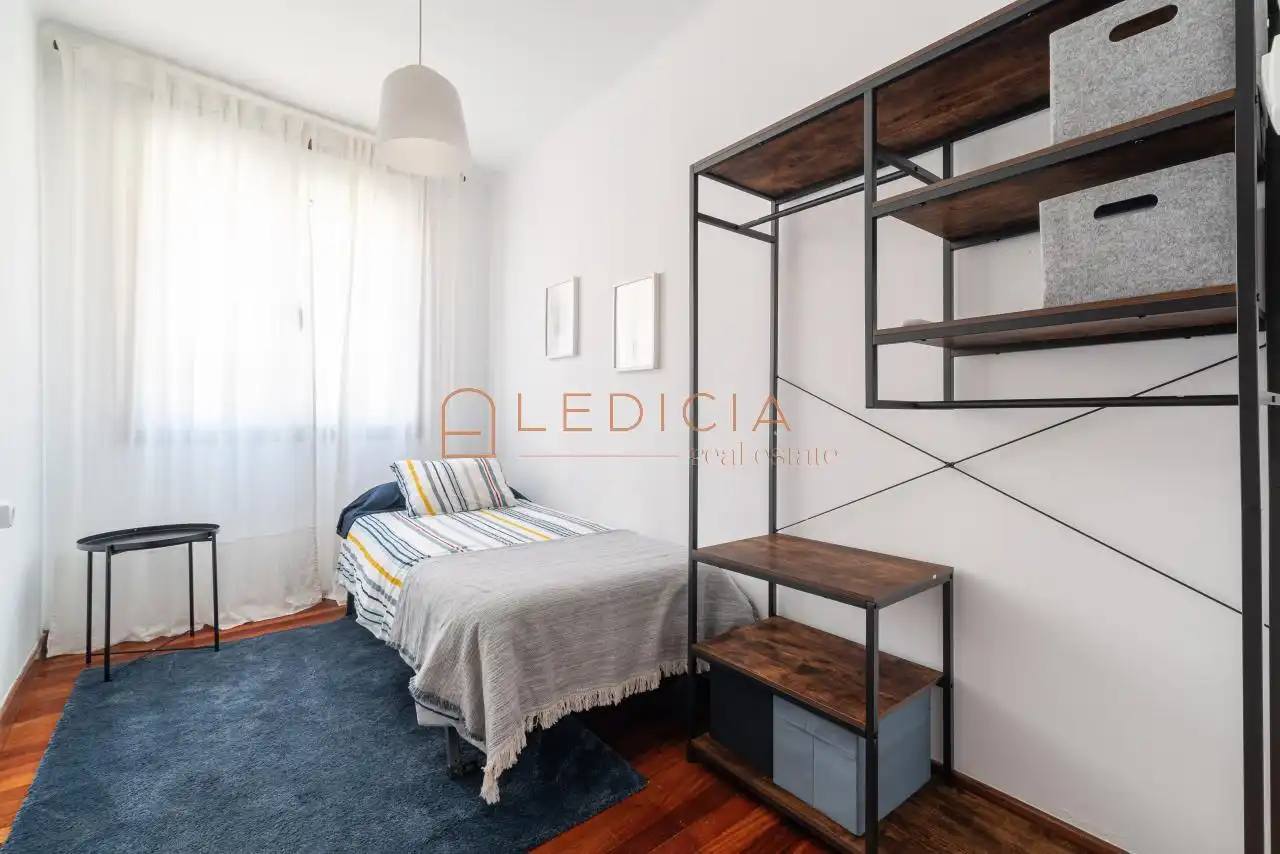 Dormitori de Casa o xalet en venda en Cangas  amb Calefacció, Jardí privat i Parquet