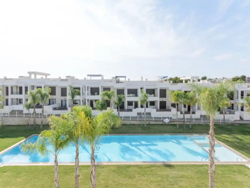Vista exterior de Casa o xalet en venda en Torrevieja amb Aire condicionat i Piscina