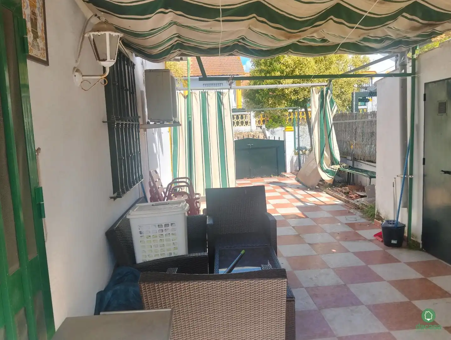 Terrasse von Einfamilien-Reihenhaus zum Verkauf in Huelva mit Klimaanlage, Privatgarten und Abstellraum
