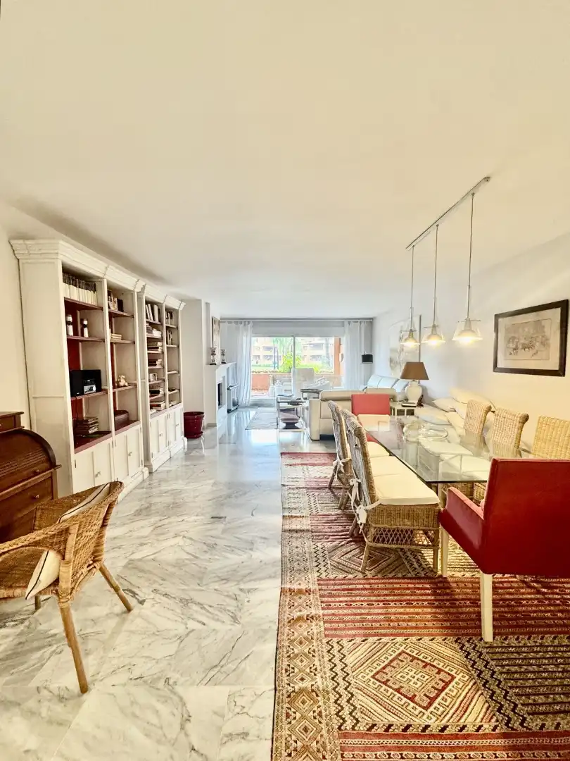 Sala d'estar de Àtic en venda en Estepona amb Aire condicionat, Terrassa i Traster