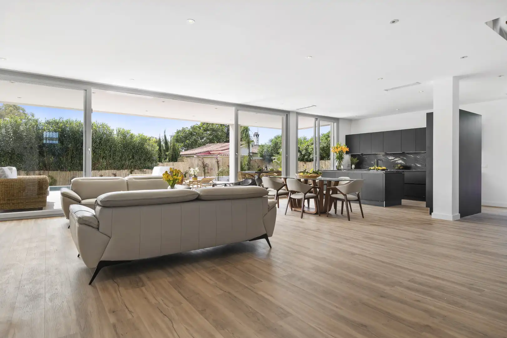 Sala de estar de Casa o chalet en venta en Marbella con Aire acondicionado, Jardín privado y Terraza