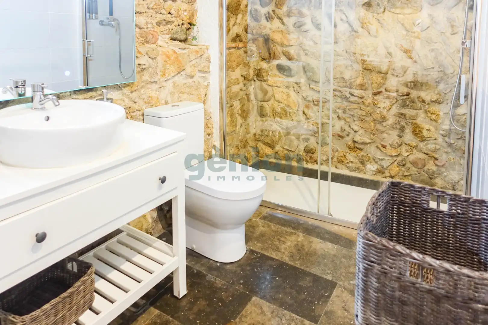 Bany de Pis en venda en Girona amb Aire condicionat, Calefacció i Moblat