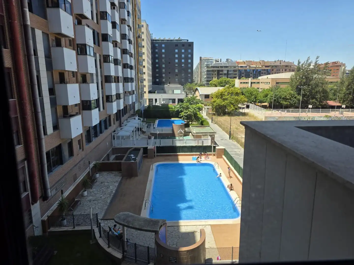 Schwimmbecken von Wohnung zum Verkauf in Valencia mit Klimaanlage, Privatgarten und Terrasse