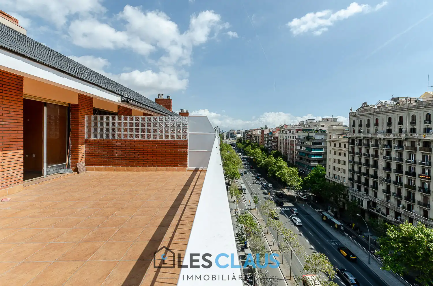 Außenansicht von Dachboden zum Verkauf in Barcelona mit Terrasse