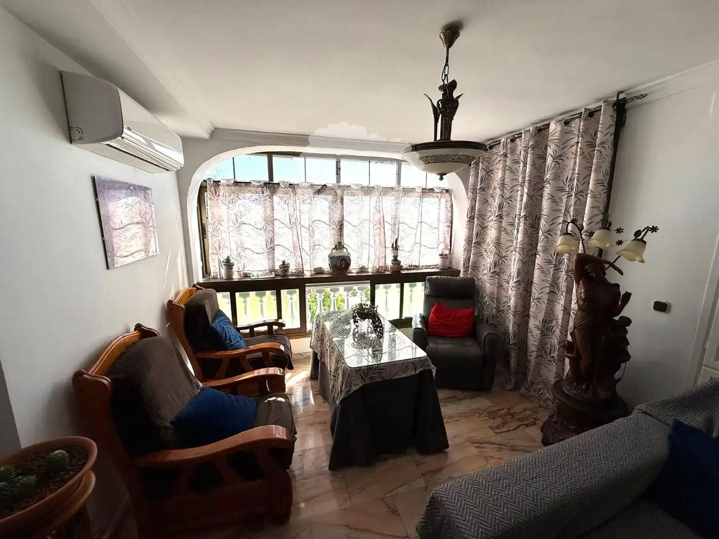 Wohnzimmer von Einfamilien-Reihenhaus zum Verkauf in Motril mit Klimaanlage, Heizung und Schwimmbad