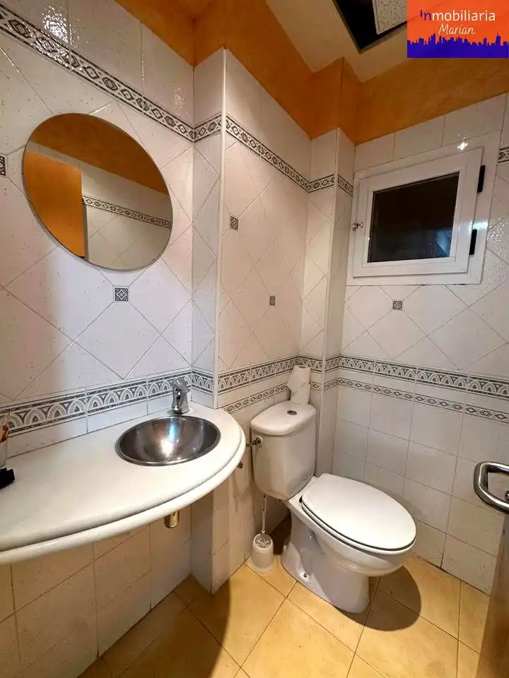Baño de Oficina de alquiler en Aranda de Duero con Aire acondicionado
