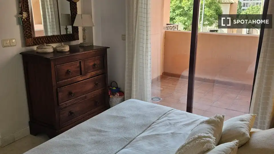 Dormitori de Apartament per a compartir en Motril amb Aire condicionat, Terrassa i Moblat
