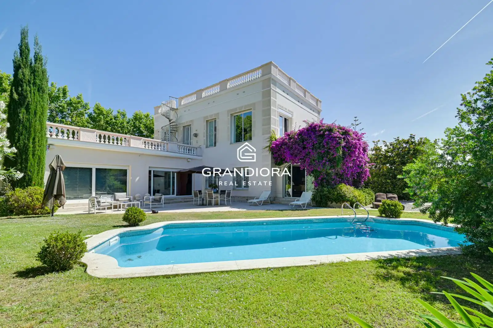 Exterior view of Houses for sale in El Masnou  with Air Conditioner, Terrace and Swimming Pool