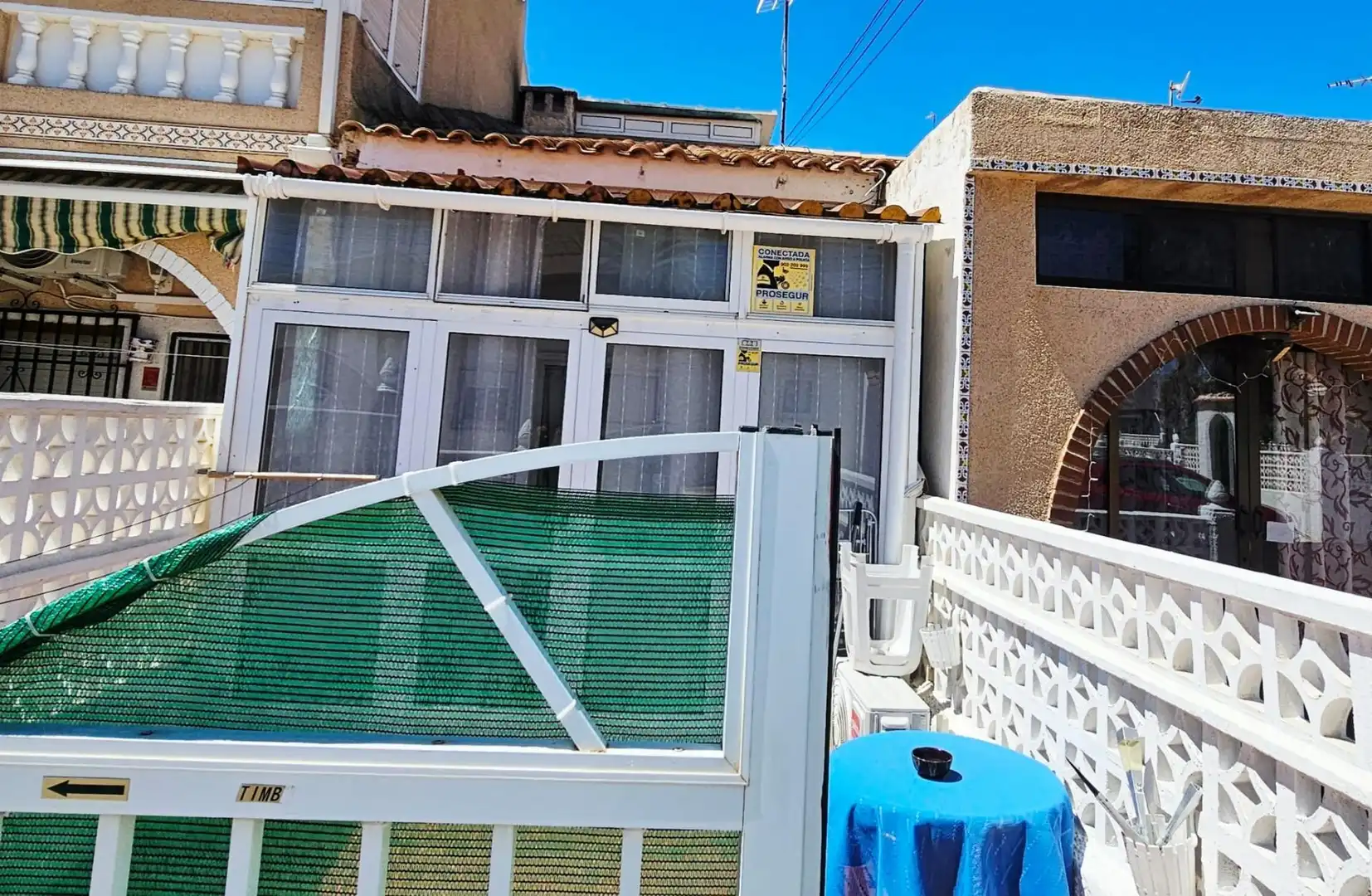 Vista exterior de Casa o xalet en venda en Torrevieja amb Aire condicionat, Terrassa i Moblat