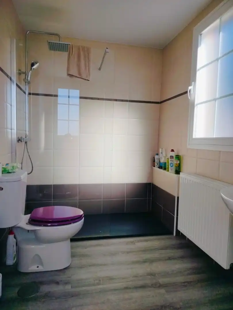 Baño de Casa adosada en venta en Moraleja de Enmedio con Aire acondicionado, Calefacción y Jardín privado