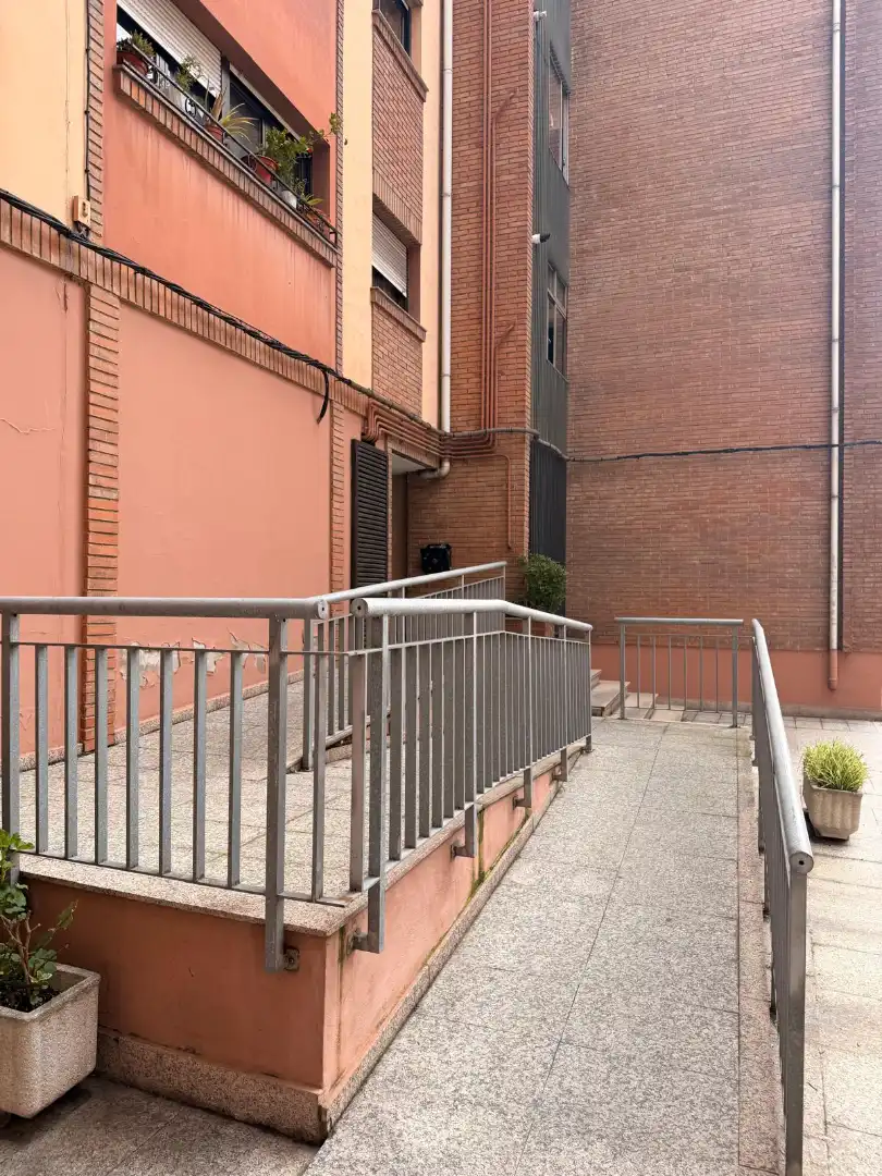 Vista exterior de Piso en venta en Oviedo  con Calefacción y Terraza