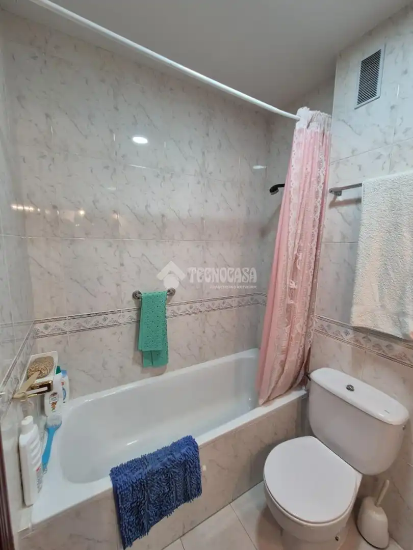 Badezimmer von Einfamilien-Reihenhaus zum Verkauf in Jadraque mit Heizung