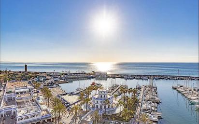 Vista exterior de Àtic en venda en Estepona amb Aire condicionat