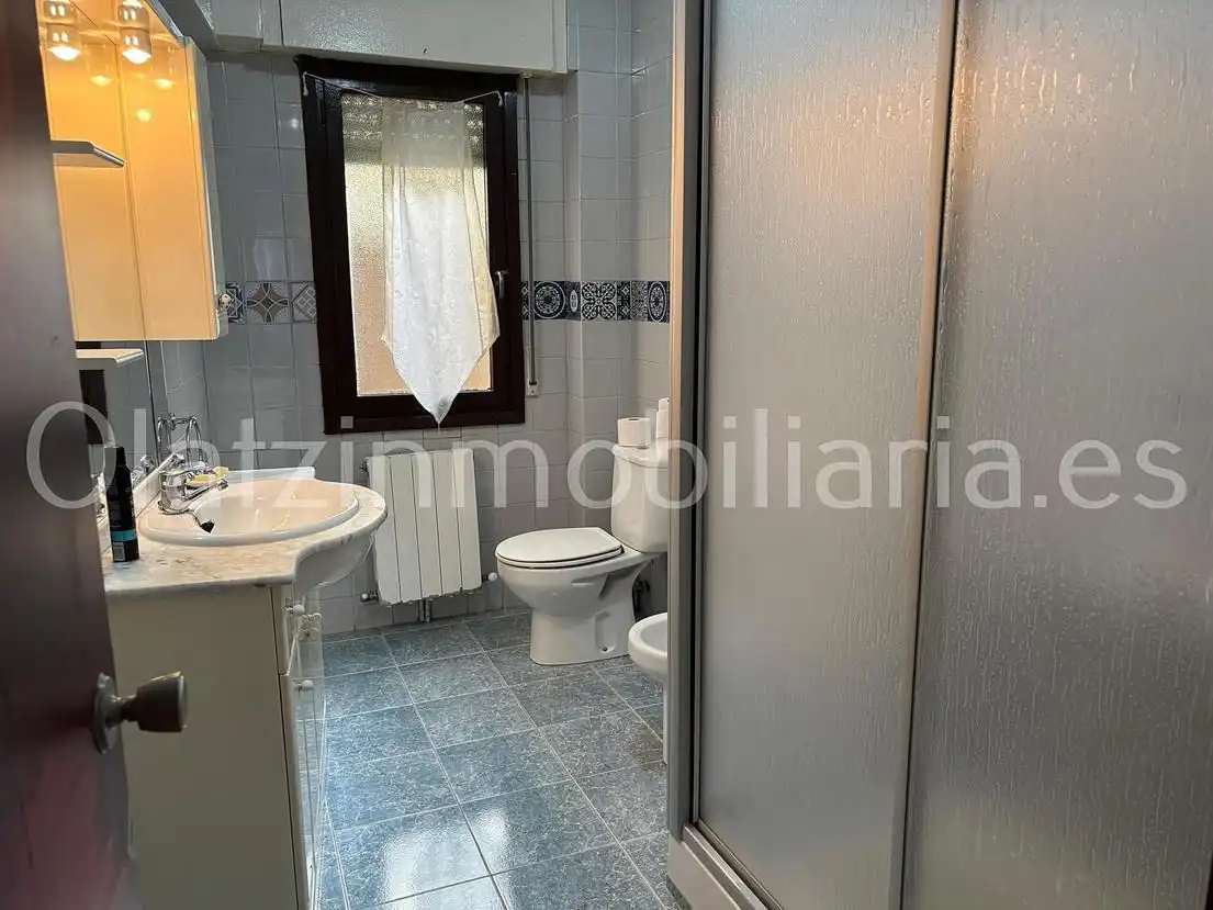 Badezimmer von Wohnung zum Verkauf in Balmaseda mit Heizung, Terrasse und Abstellraum