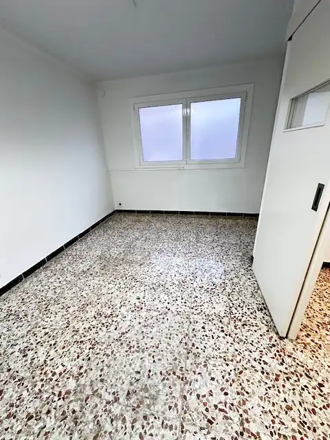 Dormitori de Local de lloguer en Santa Coloma de Gramenet