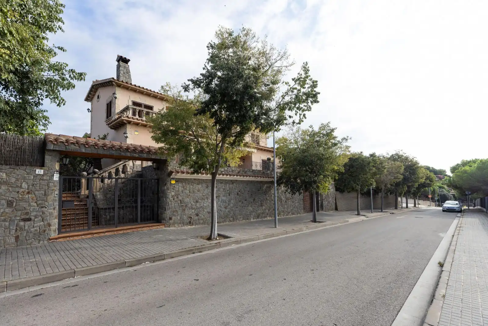 Vista exterior de Casa o xalet en venda en Mataró amb Terrassa i Piscina