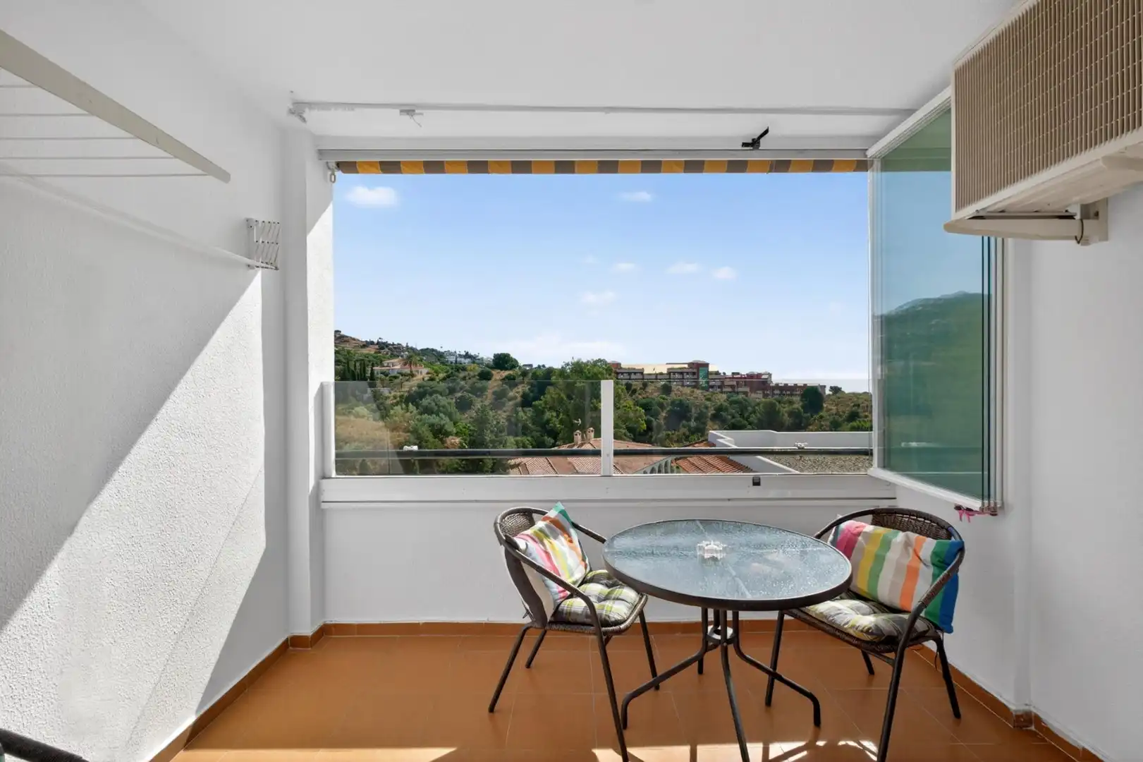 Terrasse von Wohnung zum Verkauf in Benalmádena mit Klimaanlage, Privatgarten und Abstellraum