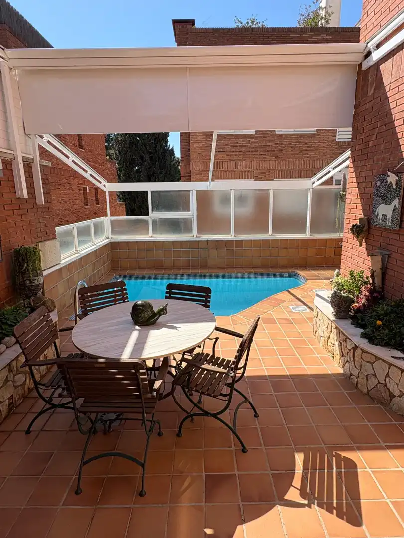 Piscina de Casa adosada en venta en Barcelona con Aire acondicionado, Calefacción y Jardín privado