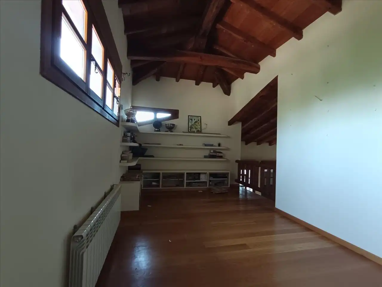 Sala d'estar de Casa o xalet en venda en Torrelodones amb Jardí privat i Piscina