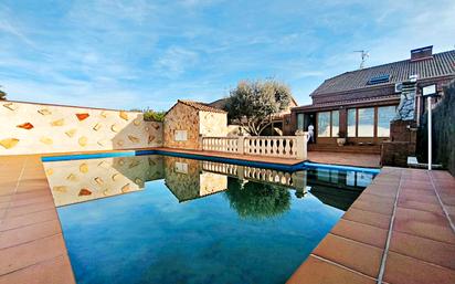 Swimming pool of House or chalet for sale in Villanueva de la Torre  with Air Conditioner, Heating and Private garden