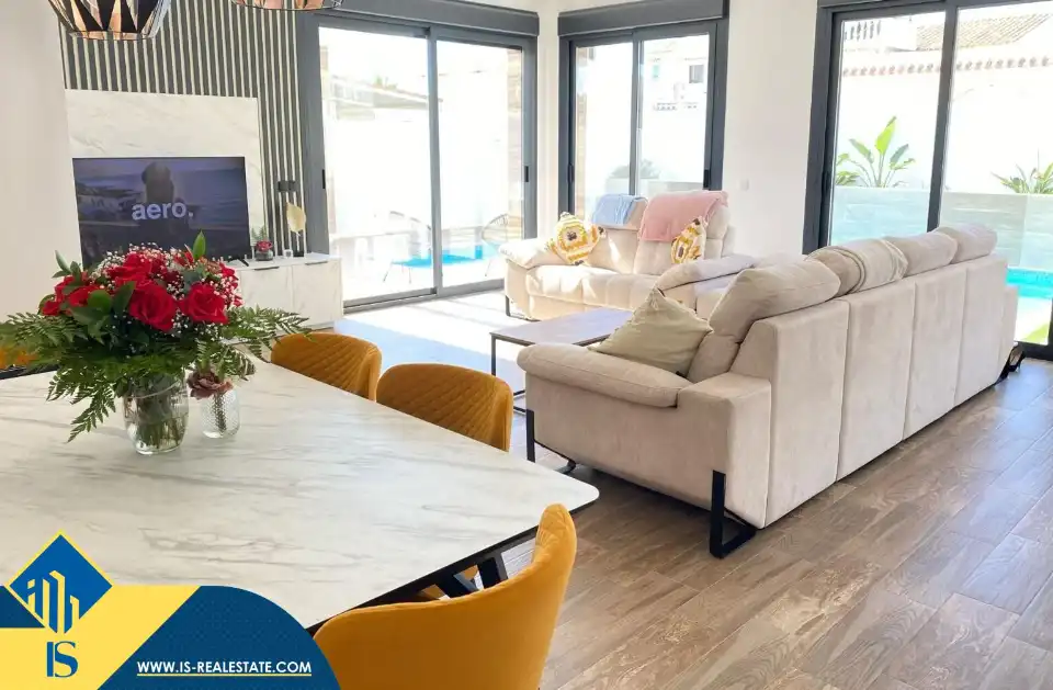 Chalet con piscina en venta en Orihuela Costa, imagen 2