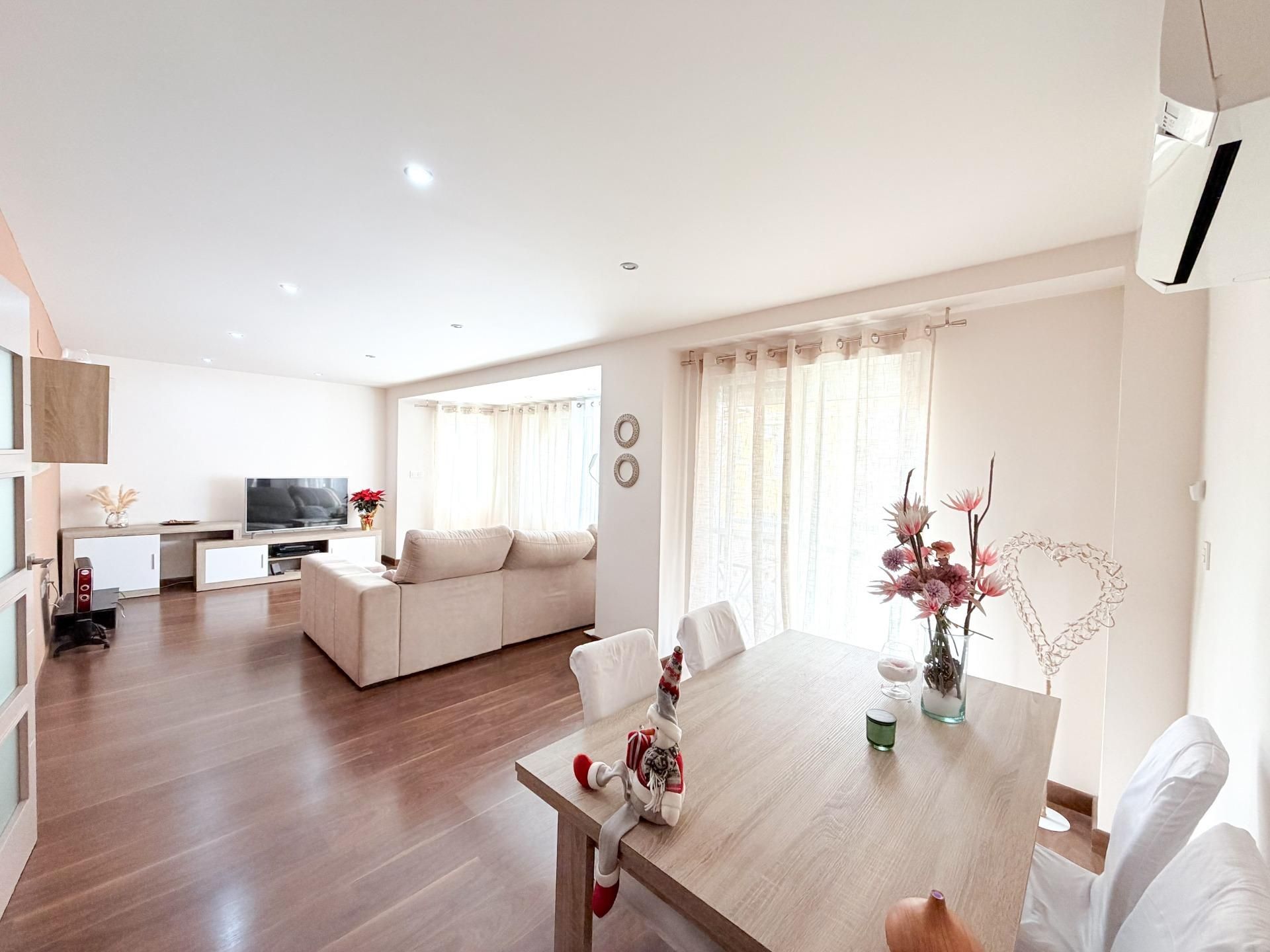 Living room of Flat for sale in Elche / Elx  with Air Conditioner, Heating and Parquet flooring