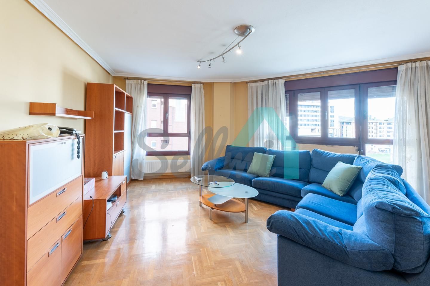 Living room of Flat for sale in Oviedo   with Heating, Parquet flooring and Storage room