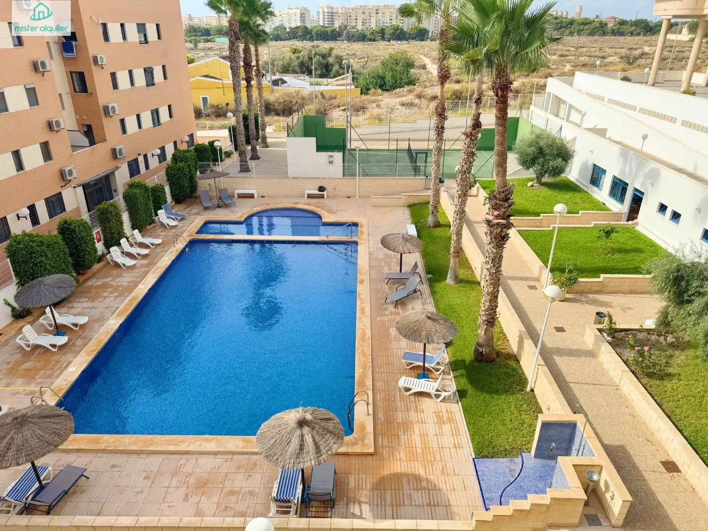 Piscina de Apartamento de alquiler en El Campello con Aire acondicionado, Jardín privado y Terraza