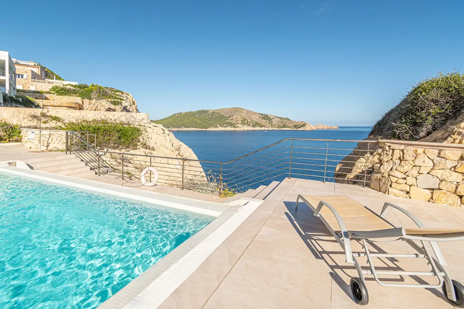 Schwimmbecken von Einfamilien-Reihenhaus zum Verkauf in Capdepera mit Klimaanlage, Privatgarten und Terrasse