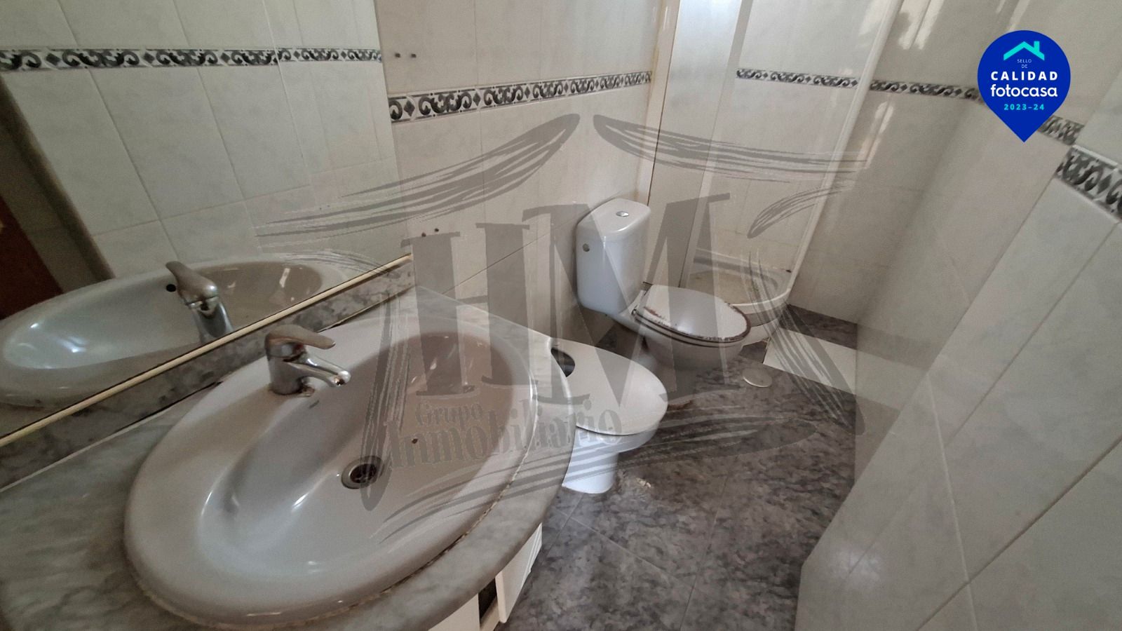 Bathroom of Flat for sale in  Madrid Capital  with Air Conditioner and Alarm