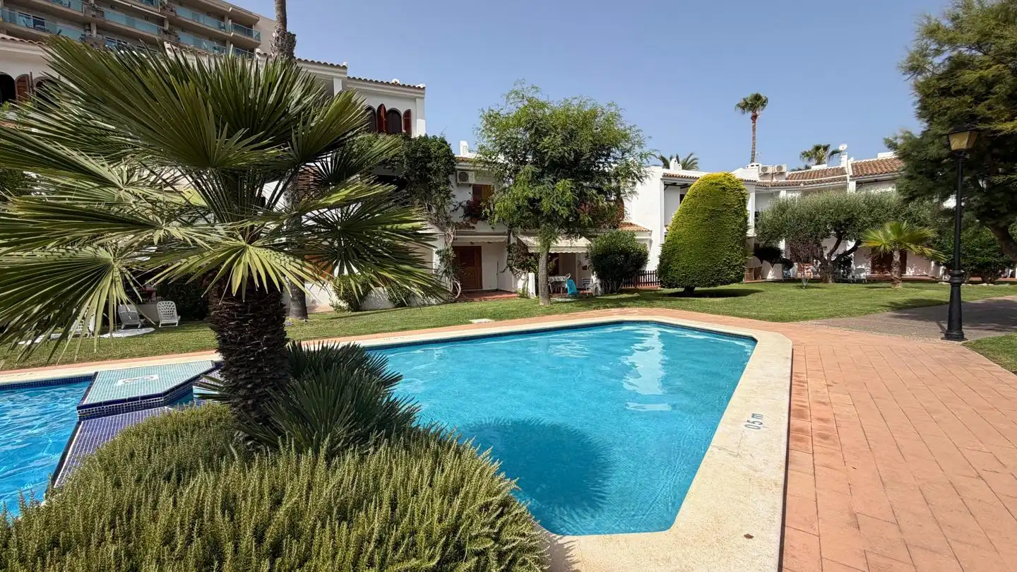 Piscina de Dúplex en venda en La Manga del Mar Menor amb Aire condicionat, Calefacció i Jardí privat