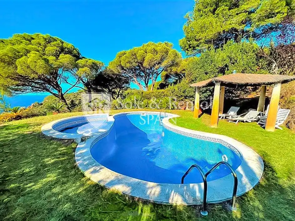 Schwimmbecken von Wohnung zum Verkauf in Sant Feliu de Guíxols mit Heizung, Privatgarten und Terrasse