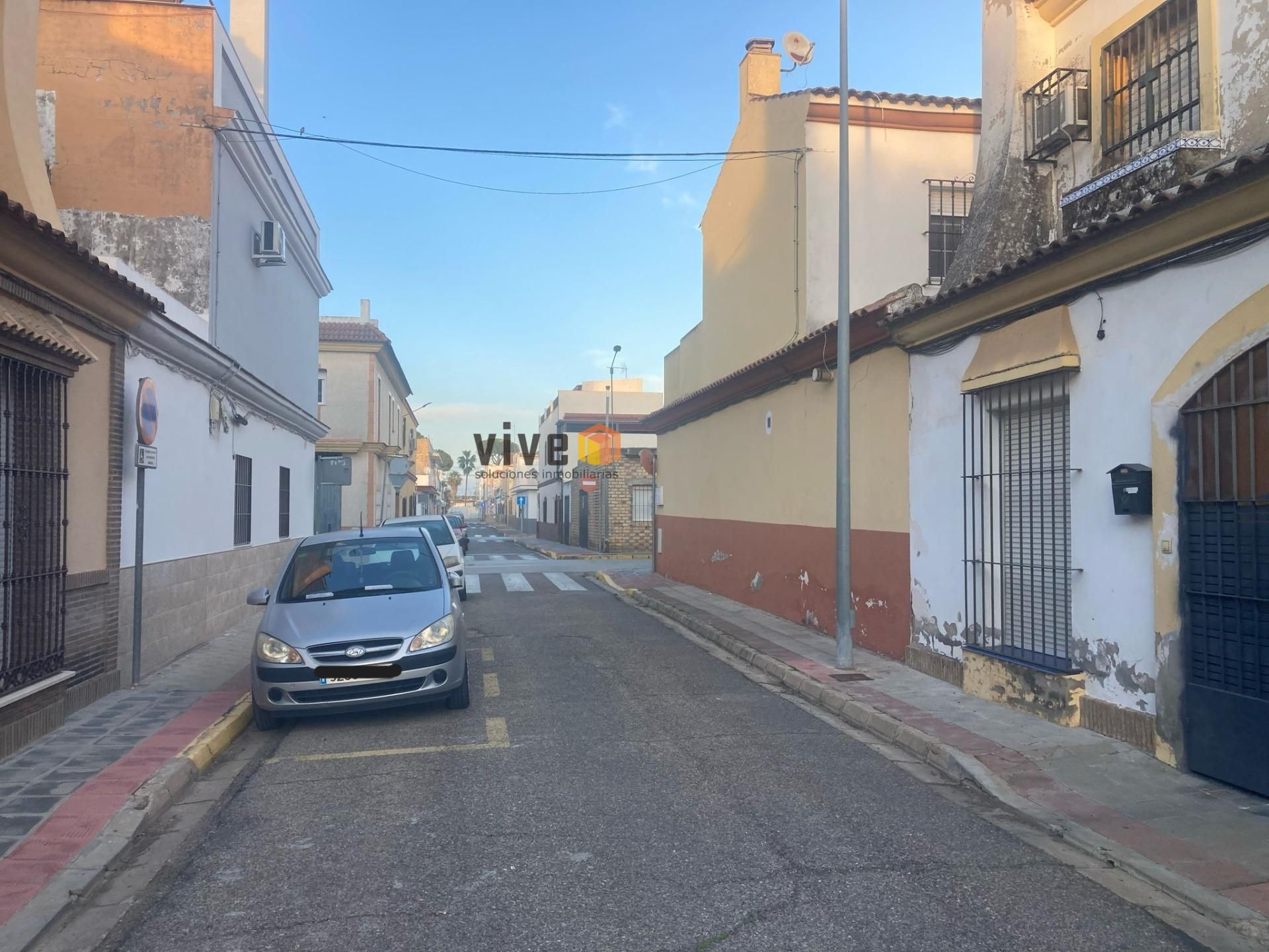Vista exterior de Casa adosada en venda en Dos Hermanas amb Jardí privat