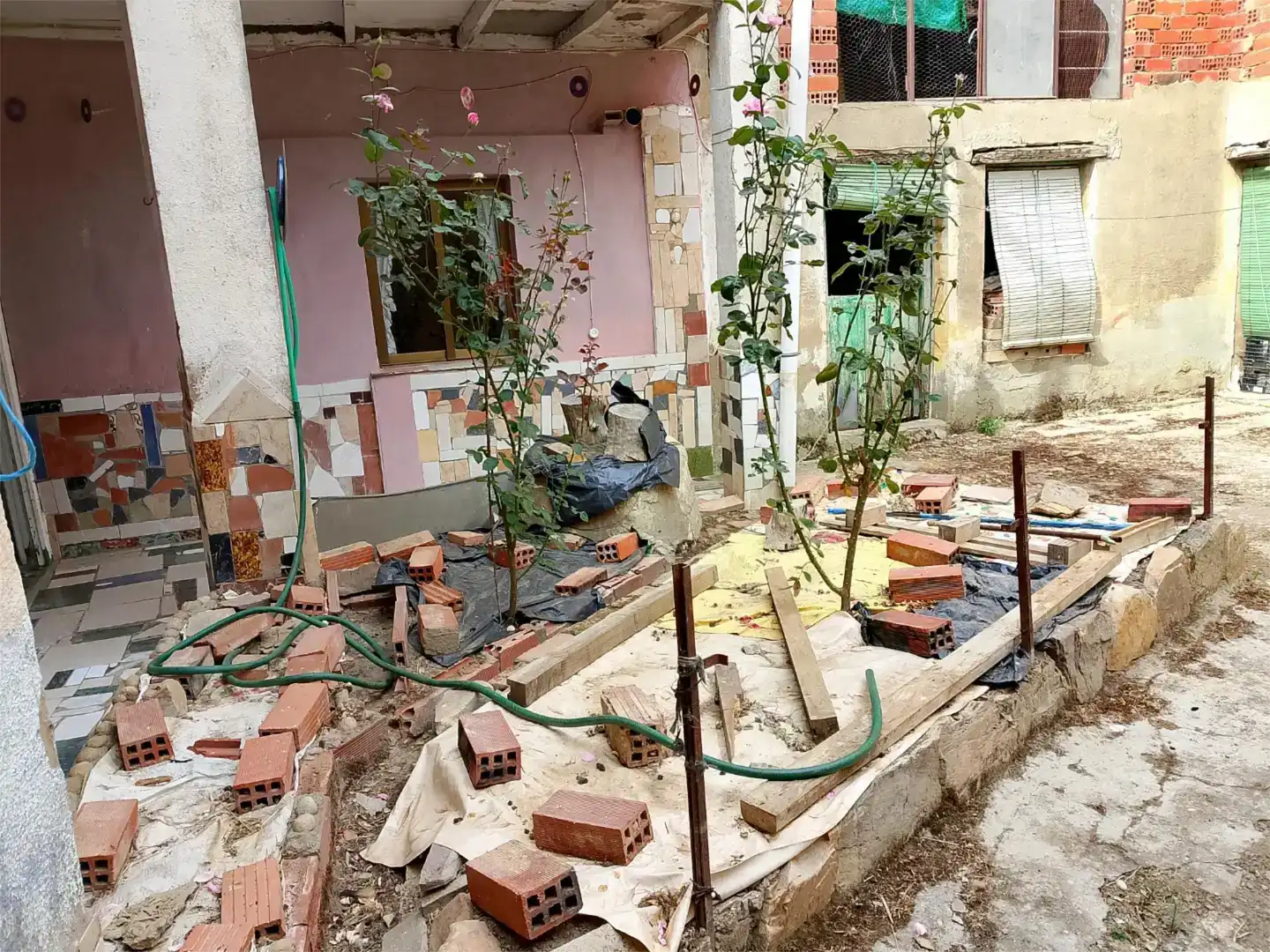 Vista exterior de Casa adosada en venda en Santa Croya de Tera amb Moblat, Forn i Rentadora