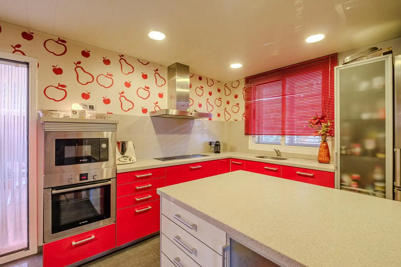 Detached house with pool for sale in Avenida del Virrei Amat 103