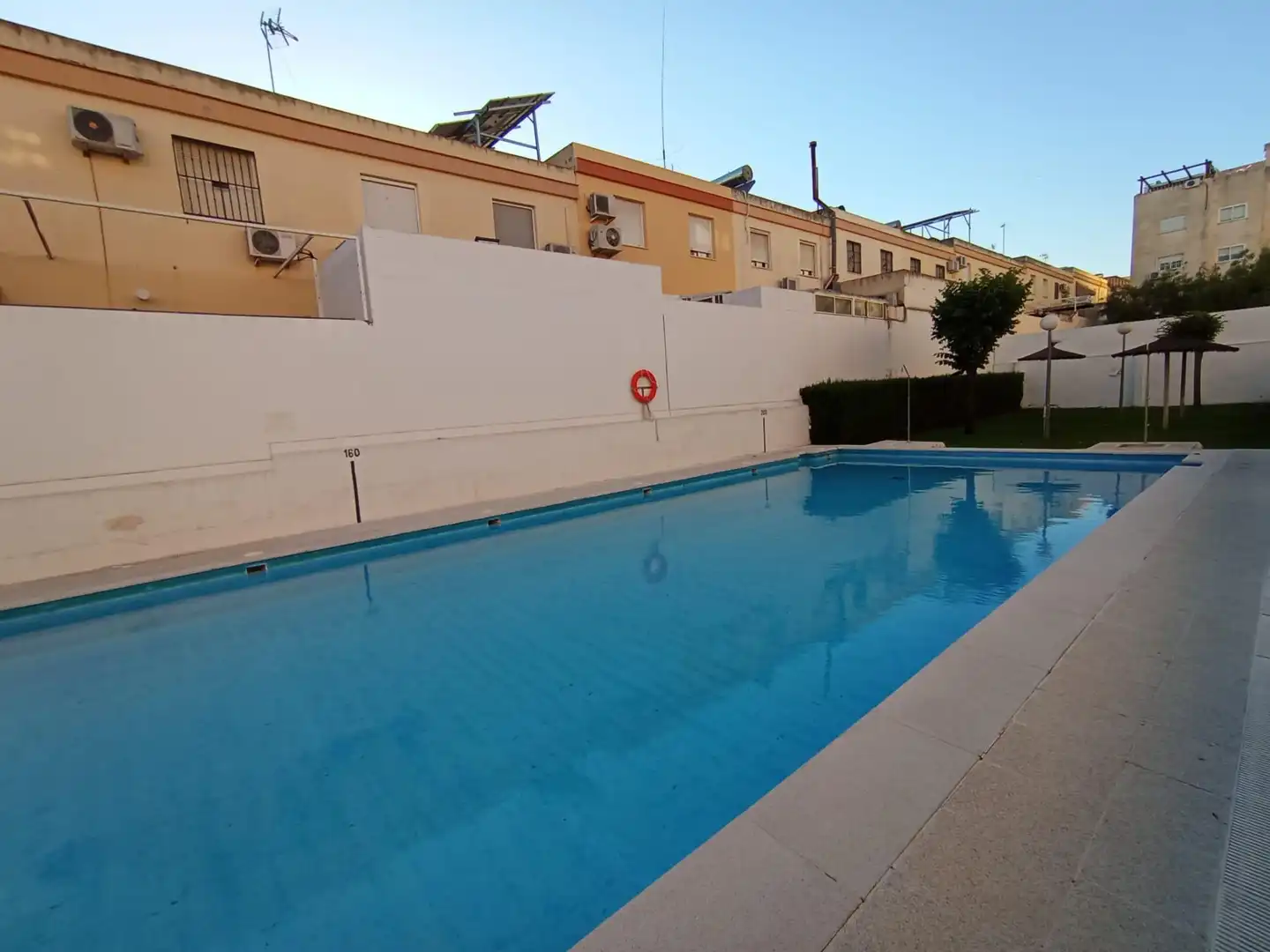 Piscina de Dúplex en venta en Dos Hermanas con Aire acondicionado, Terraza y Balcón